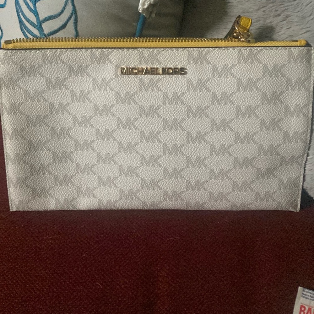 Small wristlet from Michael kors like new